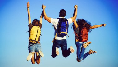 Sakallı yakışıklı bir adam ve kızlar.