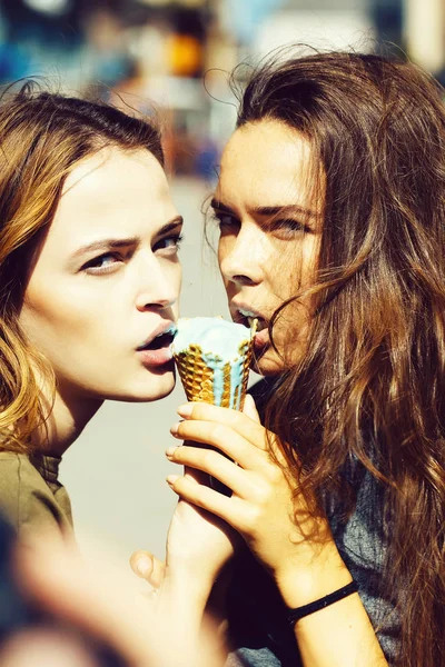 Красивые девушки едят мороженое — стоковое фото