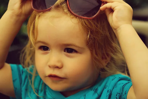 Funny baby pojke med solglasögon — Stockfoto
