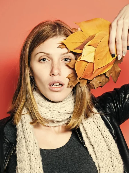 Modèle de mode avec des cheveux élégants dans l'écharpe . — Photo