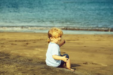 Şirin bebek çocuk kum kum plajındaki oturur