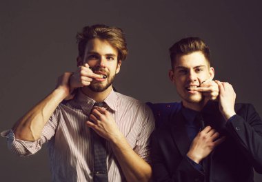 Parmaklar ile iki adam