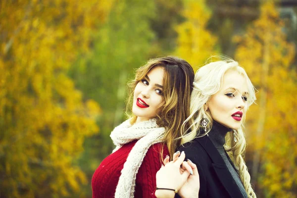 Sexy mooie meisjes met rode lippen — Stockfoto