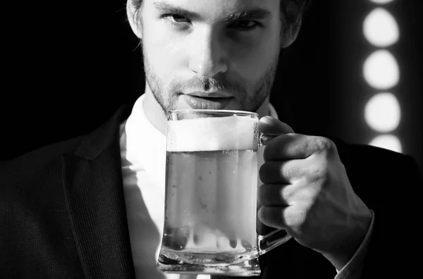 Człowieka lub biznesmen trzymać piwo szkło, spotkania i relaks — Zdjęcie stockowe