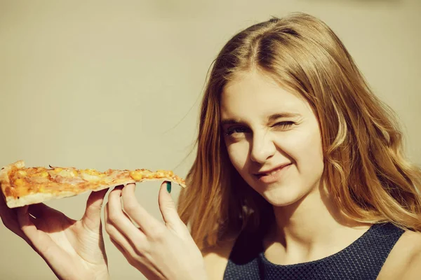 Lezzetli pizza parça ile gülümseyen mutlu güzel kız — Stok fotoğraf
