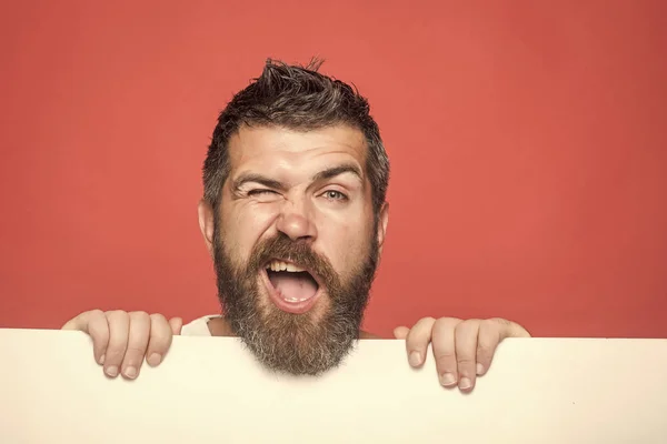 Hombre con barba larga en la cara de guiño con papel — Foto de Stock