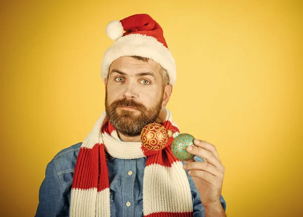 Kerst man houden xmas ballen op gele achtergrond — Stockfoto