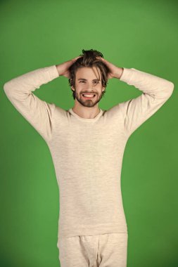 Yeşil zemin üzerine sakallı uykulu adam.