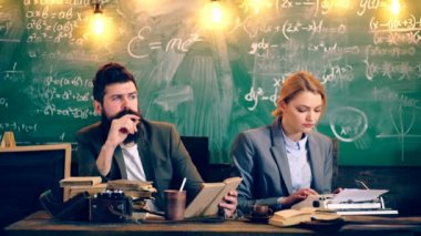 İki öğretmen akıllıca bir okul sınıf yeşil ışık yanmadı arka plan üzerinde meşgul giyindin. Öğretmen sınıfta. Öğretmen ve öğrenci. Okula dönüş.