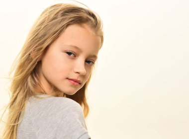 çocuk moda. taze ve güzel küçük kız, kopya alanı için çocuk moda. moda çocuk üzerinde beyaz izole. moda saçlı çocuk. her zaman iyi durumda.