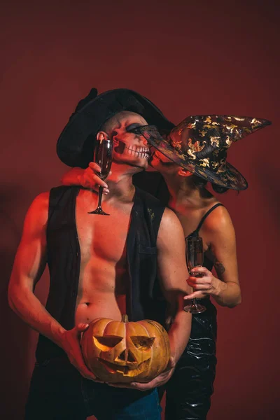 Halloween mujer y hombre en sombrero de bruja . — Foto de Stock