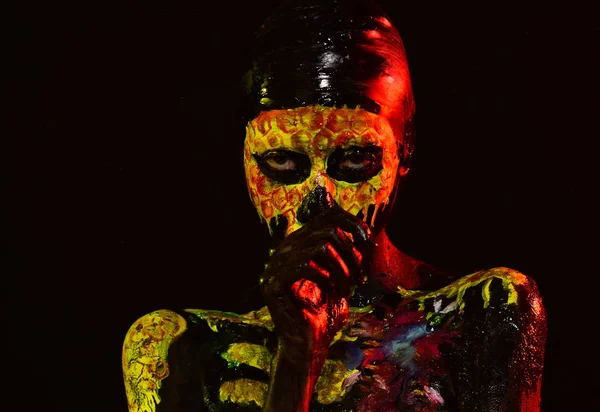 Chica de Halloween con la cara de la calavera pintura sobre fondo negro — Foto de Stock