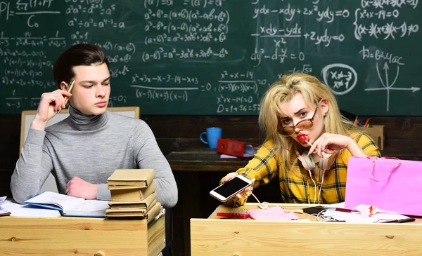 La tutoría es la forma en que explicas la información y la forma en que tus estudiantes reaccionan. Estudiante adolescente preparándose para los exámenes en el aula universitaria . — Foto de Stock