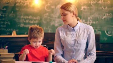 Bir öğretmen çizimde bir okul sınıf yeşil ışık yanmadı çerçevede bir bir çocukla nişanlandı. okul öncesi eğitimle kavramı.