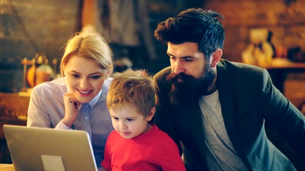 Rodina je sledování videa na notebooku a tleskají. Rodinná relaxace při sledování filmů. Koncept rodinných příslušníků. — Stock video