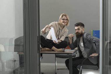 İşletme belgesi office toplantıda bakarak iki genç işadamları ortak görüntü