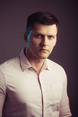 Şık saçlı yakışıklı çocuk. Ciddi genç yüzü olan adam. Maço giyim moda gömlek. Gençlik moda ve stil kavramı