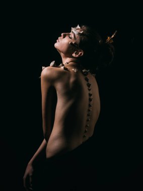 Cadılar Bayramı fikirler kavramı. Dikenler sıska sırt ve omuz fantezi yaratık olan kadın. Kız fantezi tarzı ile makyaj. Dikenler bir kızla şeytan ejderha büyülü yaratık olarak. Cadılar Bayramı karakter