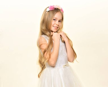 sarı saçlı. sarışın saçlı güzel çocuk. hardresser sarışın saç bakımı. sarı saçlı bir gülümseyen küçük kız. şık ve şirin.