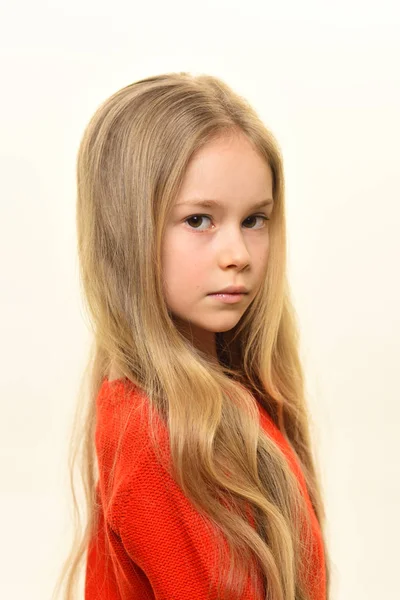 Friseursalon. Friseursalons. hübsches Mädchen beim Friseur oder Friseur. Friseursalon und Schönheitssalon für Mode-Kids. Zauberhafter Look. — Stockfoto