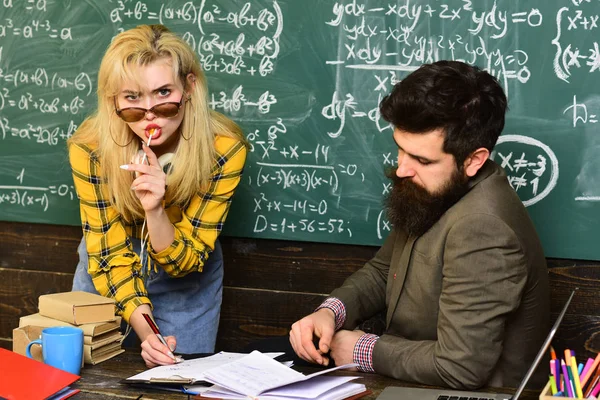 Öğrenci olmaya çalışmak en büyük potansiyele sahip olandır. Lise öğrencileri sınıf eğitimi kavramlarında birlikte okuyor ve okuyorlar. Öğrenciler onun eğitimine öncelik veriyor..