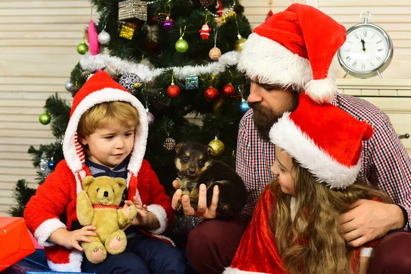 Mutlu aile yeni yılı ve Noel 'i kutluyor.. — Stok fotoğraf