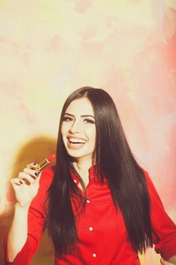 seksi güzel esmer gülümseyen kadın moda kırmızı ruj