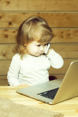 Telefon ve bilgisayar çocuk