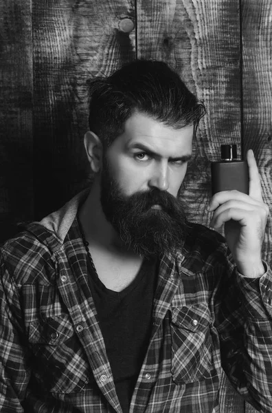 Homem posando com perfume preto ou garrafa de colônia — Fotografia de Stock