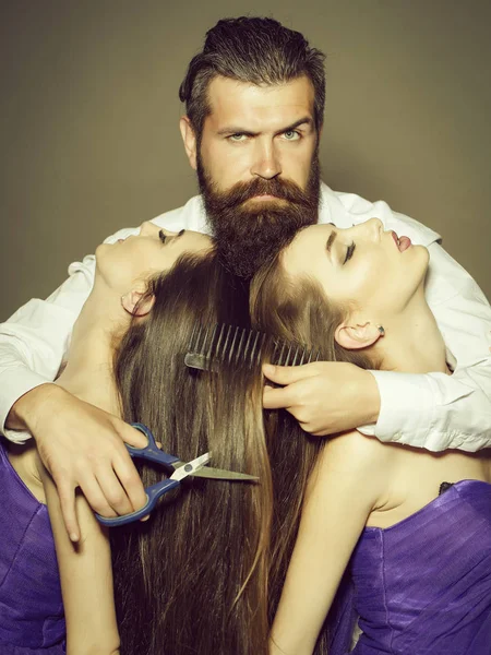 Homme barbu coiffeur et deux femmes — Photo