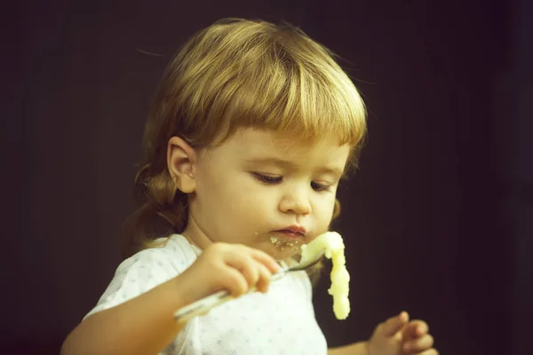 Menino comer mingau — Fotografia de Stock