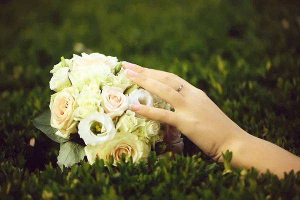 Buquê de casamento ao ar livre — Fotografia de Stock