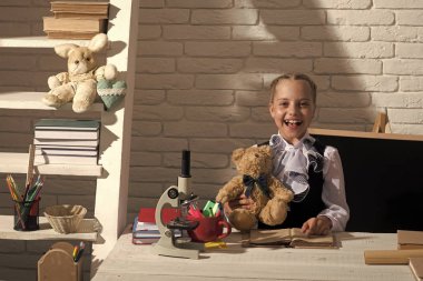 Eğitim, laboratuvar ve okul kavramı dön. Ayı ile çocuk