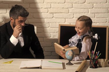 Kızı ve babası beyaz tuğla zemin üzerine sınıfta