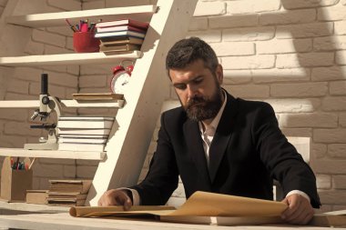 Beyaz tuğla duvar arka plan üzerinde sakallı