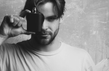 adam siyah parfüm şişesi ile göz kapsayan