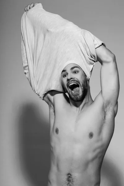 Felice uomo sexy spogliarsi con torso nudo — Foto Stock