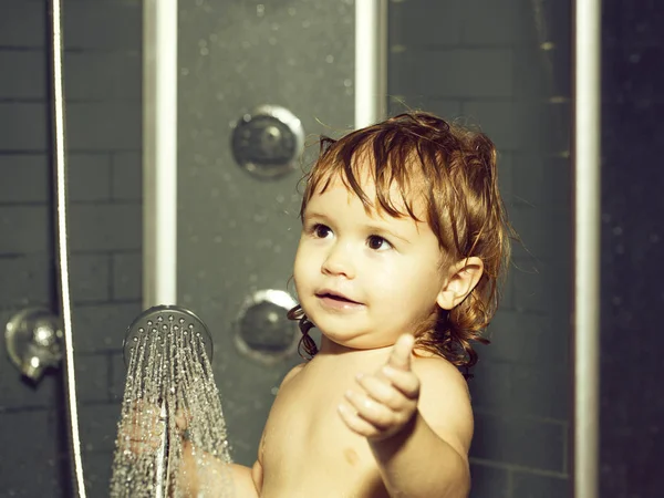 Small baby boy in shower — Stockfoto