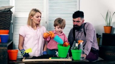 Çocuk, ailesi ile birlikte, bir kürek tencere ile onları içinde çiçek bitki için toprak dökülen. Aile eğlence kavramı