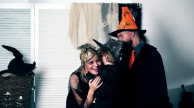 Bir çocuk ile bir takım elbise bir iskelet Cadılar Bayramı'nda ailesine korkunç hikayeler anlatır. Cadılar Bayramı kutlama kavramı.