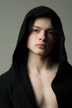 adam. hood giysili adam. siyah şık adam. serin ve şık. moda model adam yumuşak deri ile