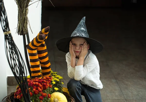 Halloween bambino con la faccia stanca — Foto Stock