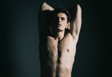 Maço kas şekil, sporcu, vücut geliştirmeci dalgın yüzünde. Seksi maço kavramı. Adam dövme ile kendinden emin ve çekici görünüyor. Gövde, altı paketleri, koyu arka plan ile kas maço adam.