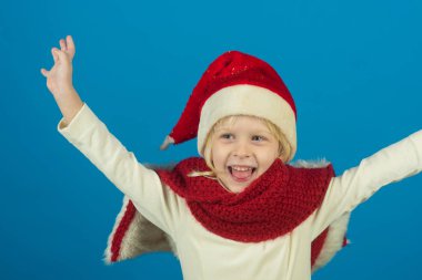 Noel, Santa kırmızı şapkalı gülümseyen komik çocuk. Noel kavramı