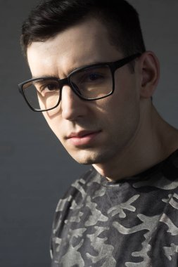 Berber salonu hizmetinde berber. Düşünülmeli, görsel iyileştirme için anti-refle gözlüklü adam. Optik dükkanında damat iş adamı. Akıllı moda. Zavallı görme ve göz sağlık.