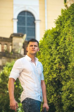 Park, açık portre yakışıklı genç