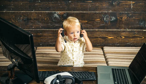 Bonito operador de bebê no fone de ouvido com laptop. Operadora online. Fornecer o melhor suporte — Fotografia de Stock