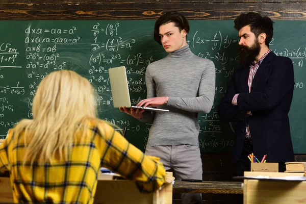 Freunde, die an der Universität studieren und im Klassenzimmer Bücher lesen. Der Ruf der Lehrer ist Gold. Schüler bauen positive Beziehungen zu ihren Lehrern auf. — Stockfoto