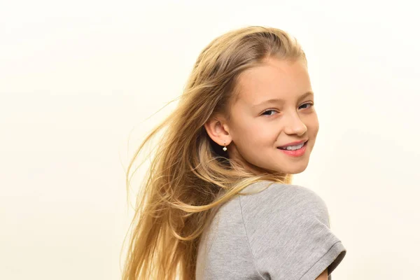 Hår skönhet. stil och intelligens. hår skönhet söta barn. lilla skönhet har långt hår. hår skönhet koncept. — Stockfoto
