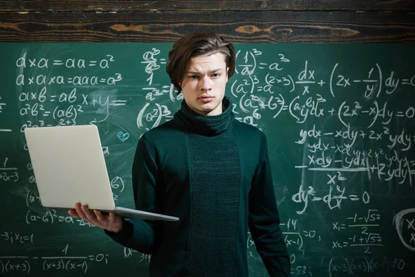 Persönliche Beziehungen sind die Grundlage für den studentischen Erfolg. Erfolgreiche Tutoren erstellen gemeinsam mit ihren Schülern individuelle Lernpläne. Schüler brauchen sicheres Lernumfeld. — Stockfoto